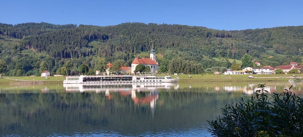 Nave "Vivienne" in paesaggio fluviale in navigazione lungo il Danubio in Austria.